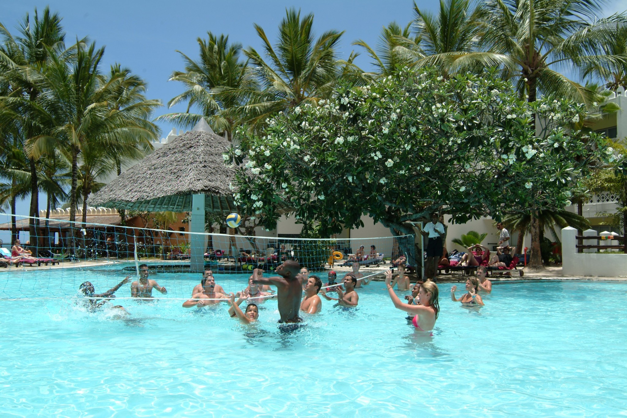 Pool-Volleyball im Bamburi Beach Hotel