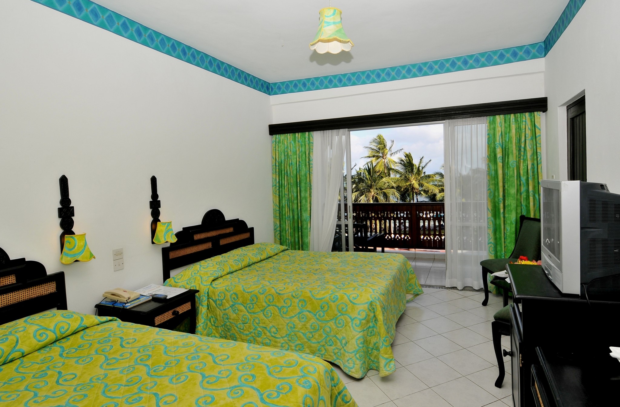 zweckmäßig eingerichtete Zimmer zwei Betten im Bamburi Beach Hotel