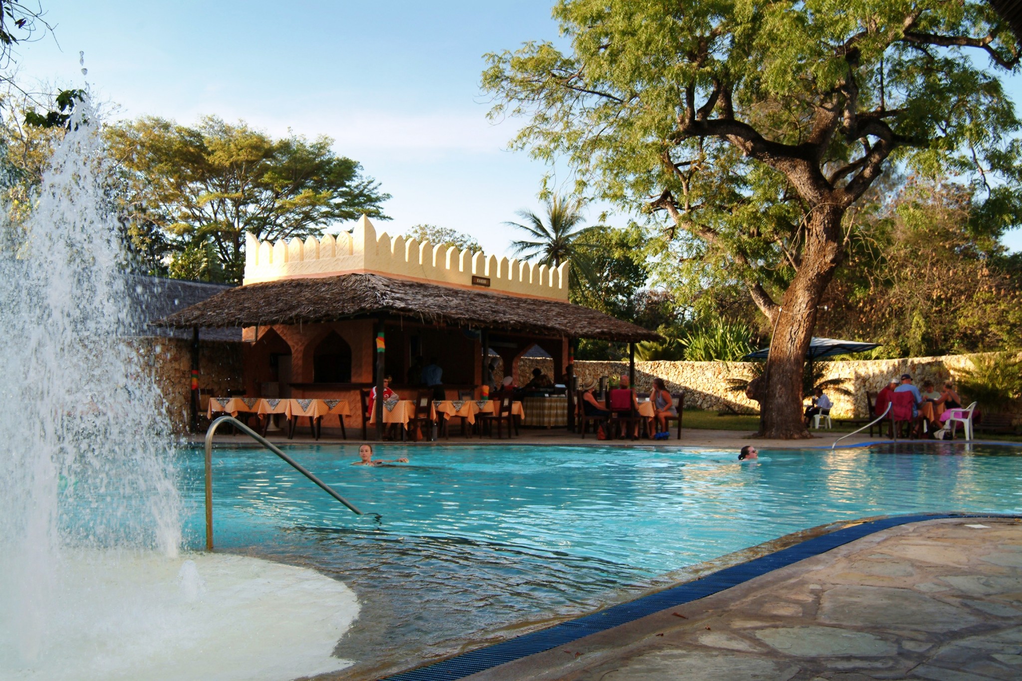 Poolanlage mit Wasserspielen im Bamburi Beach Hotel