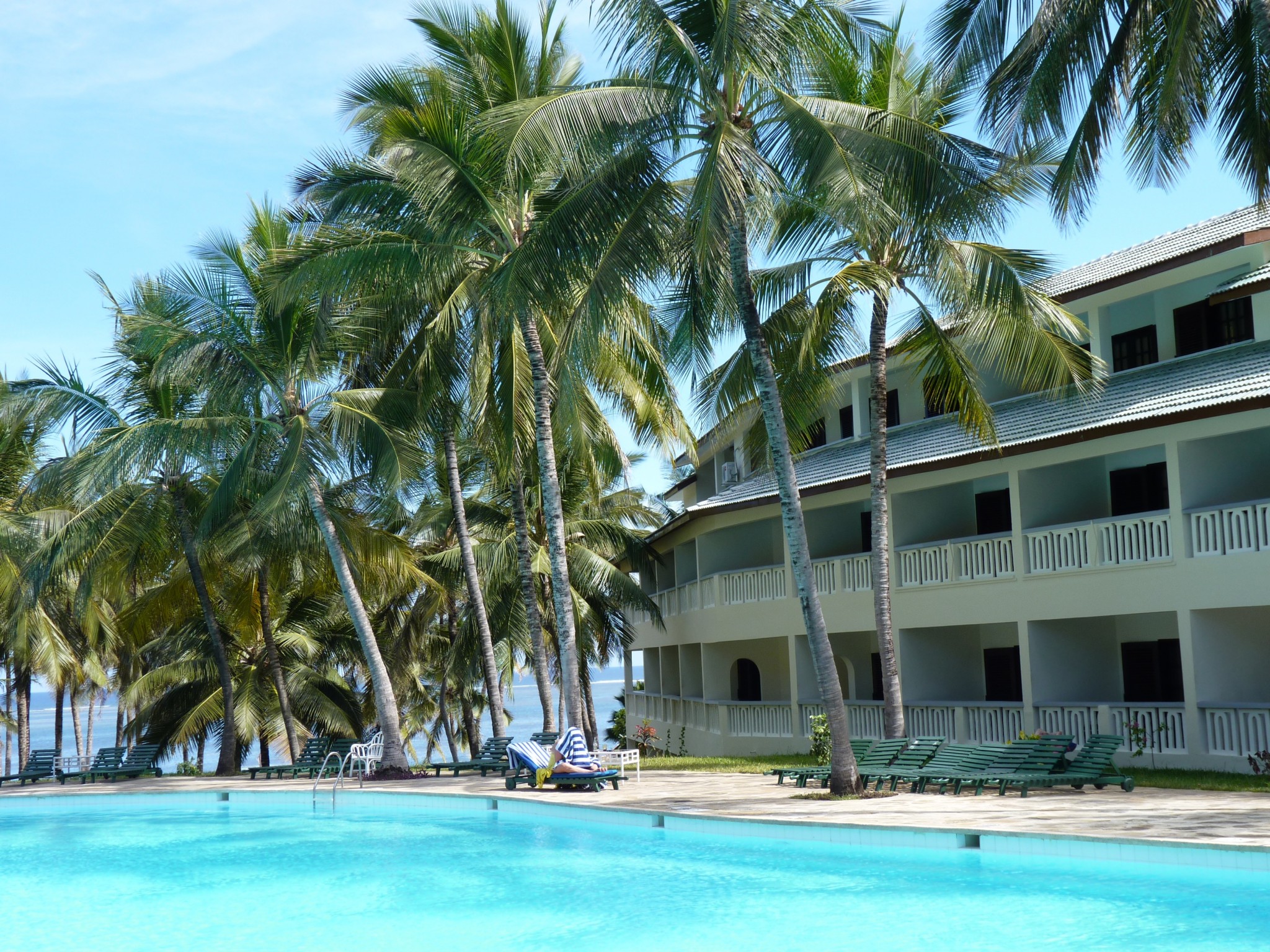 Anlage und Pool des Emrald Flamingo Beach Resorts