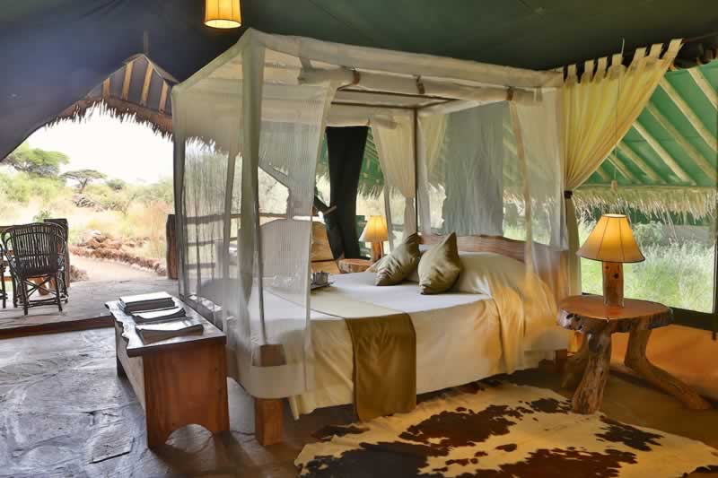 Einrichtung eines Zeltes im Kibo Safari Camp