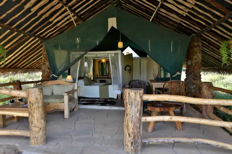 Terrasse eines Zeltes im Kibo Safari Camp