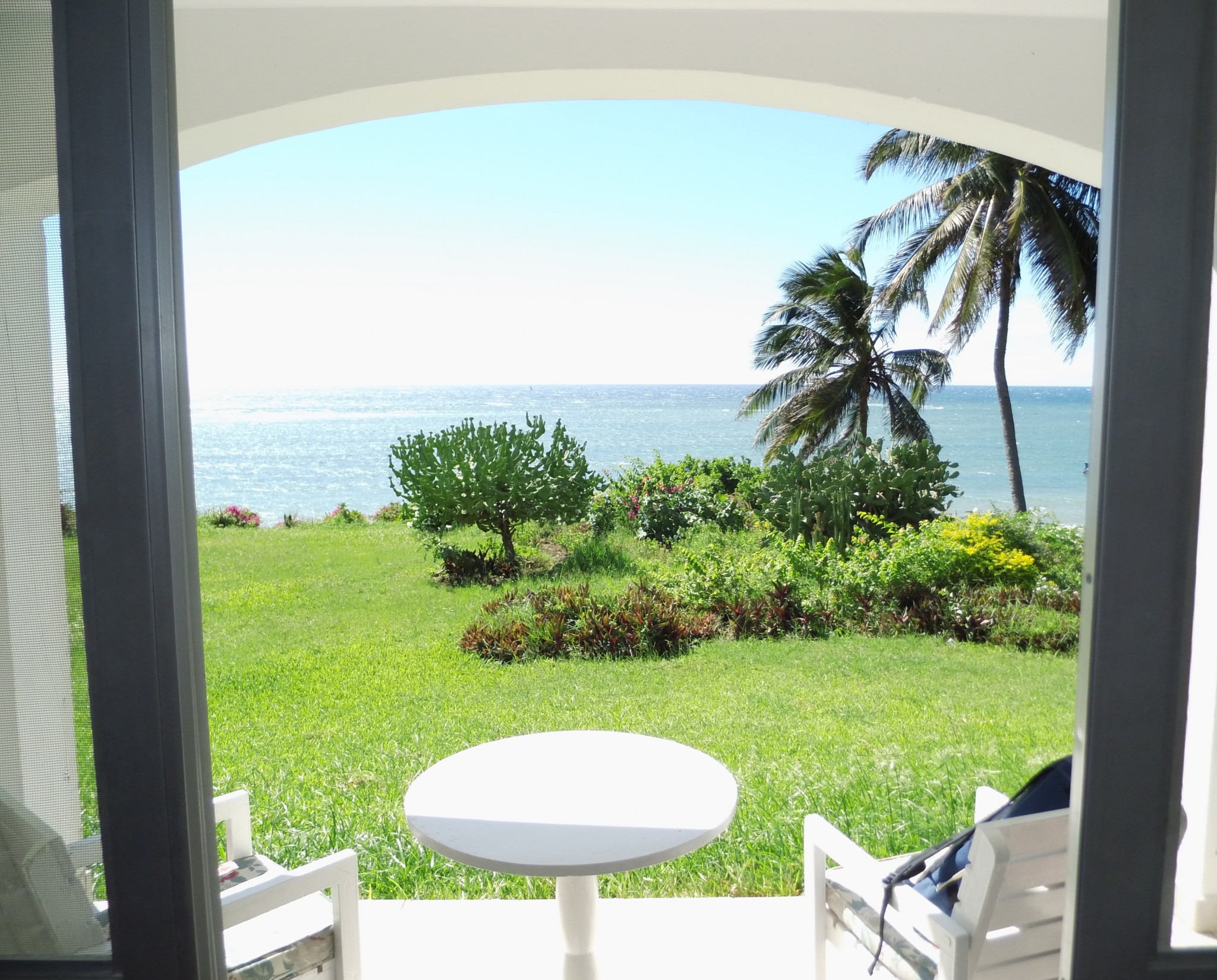 Blick von der Terrasse zum Ozean im Leisure Lodge Resort
