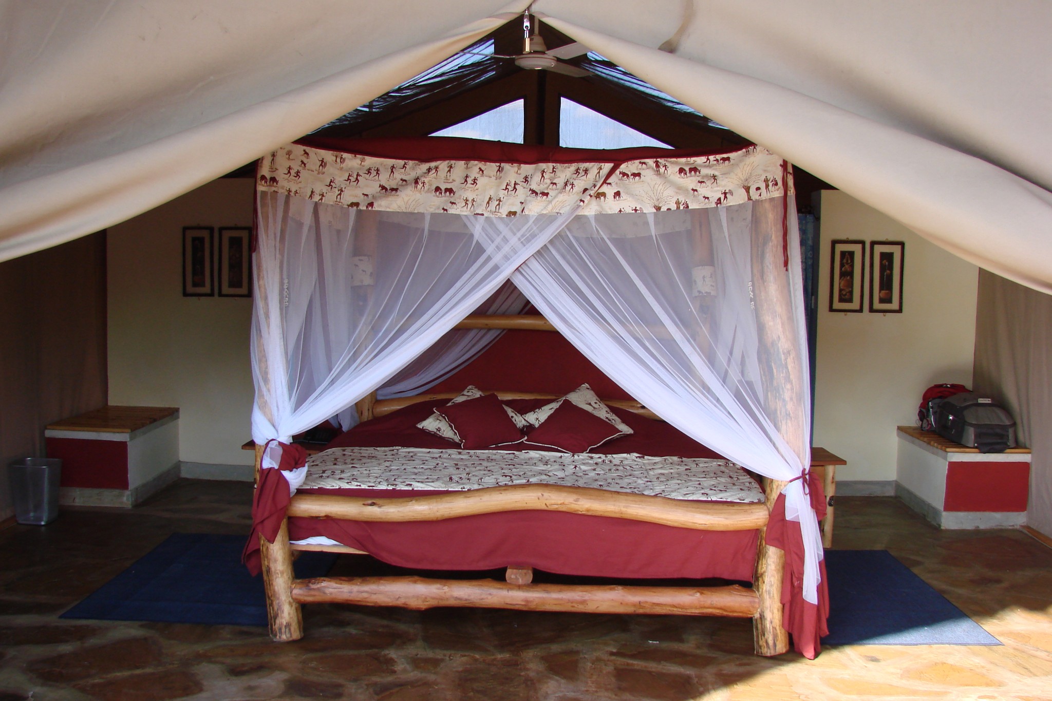 Blick in ein afrikanisch gestaltetes Zelt des Man Eaters Camps