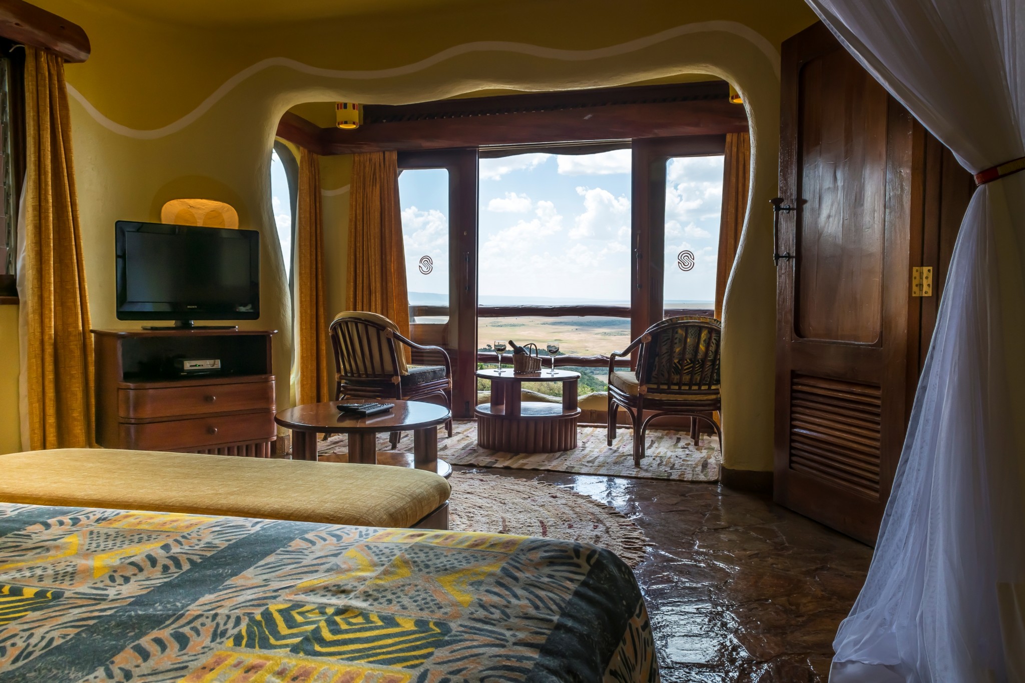 Blick aus dem Zimmer zur Terrasse in der Mara Serena Lodge