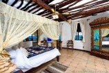 afrikanisch eingerichtetes Zimmer im Hotel The Sands at Chale Island