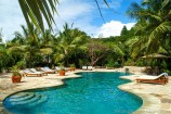Pool mit Liegen im Garten des Hotels The Sands at Chale Island