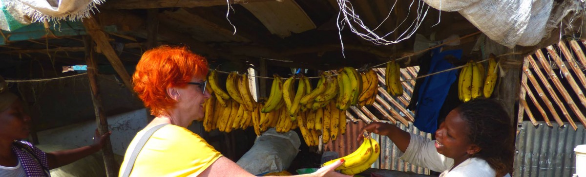 Frau Marina Schmidt kauft Bananen