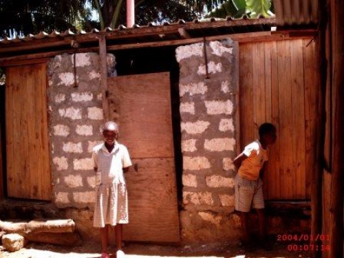 Neue Toilettentüren der Barsam Junior School