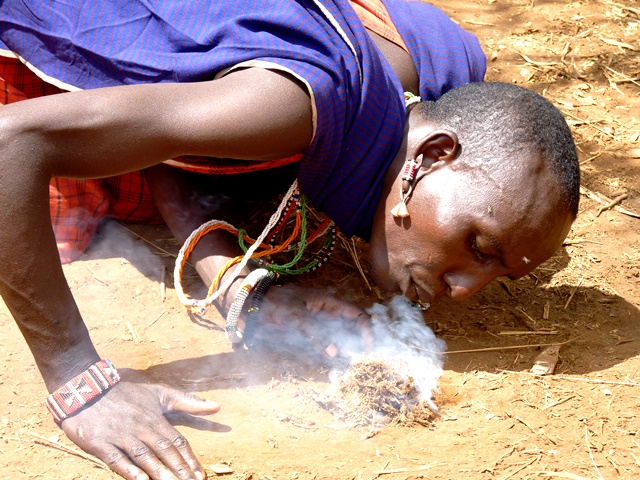 Massai-Krieger-in-Kenia-Savanne-macht-fuer-Touristen-Feuer