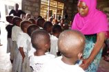 Aufführung-der-Schulkinder-in-Kenia-Reisekontor-Schmidt-Hilfsprojekt