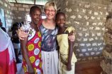 Glückliche-Pateneltern-in-Kenia-zu-Besuch-bei-Einheimischen