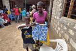 Glückliche Patenkinder in Kenia zeigen ihre Geschenke