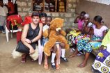Teddybären-Spende-fuer-Schulkinder-in-Kenia-Hilfsprojekt-Reisekontor-Schmidt