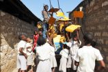 Schul-Hilfsprojekt-Kenia-Reisekontor-Schmidt-Spende-an-Tischen-und-Stühlen