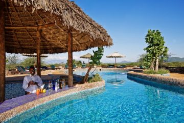 Pool mit Bar in der Samburu Sopa Lodge während einer Keniaurlaub Safari Reise mit Keniaspezialist Reisekontor Schmidt