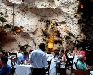 Ali Barbour's Cave Restaurant Kenia Urlaub