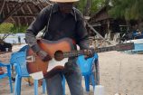 Gitarrenspieler an Kenias Copacabana